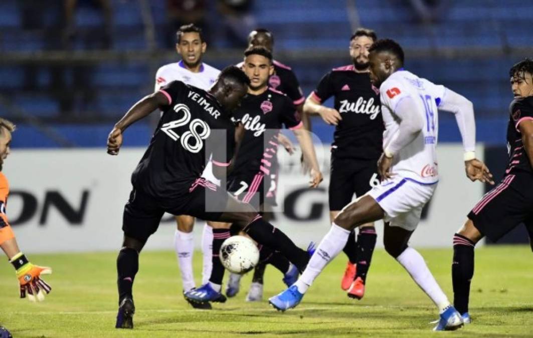 Yustin Arboleda con este toque con la pierna izquierda marcó su primer gol del partido y el descuento del Olimpia, 1-2 ante Seattle Sounders.