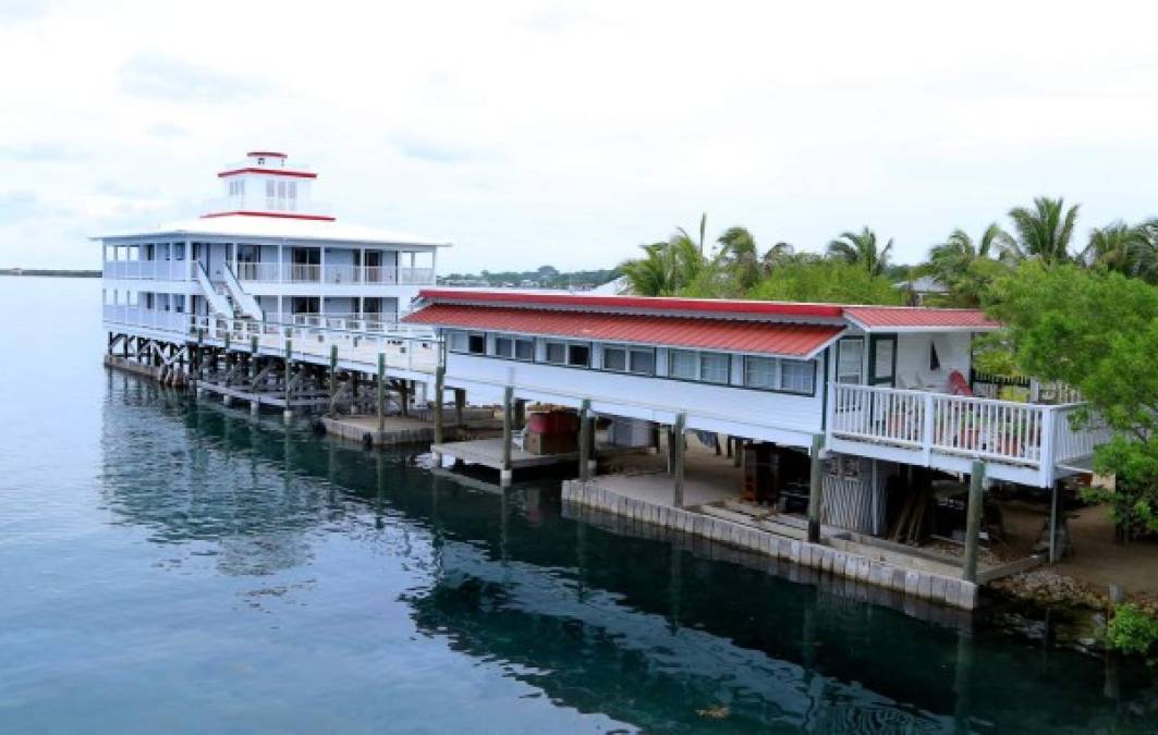 Hermosa vista de casa en Utila sobre el mar.