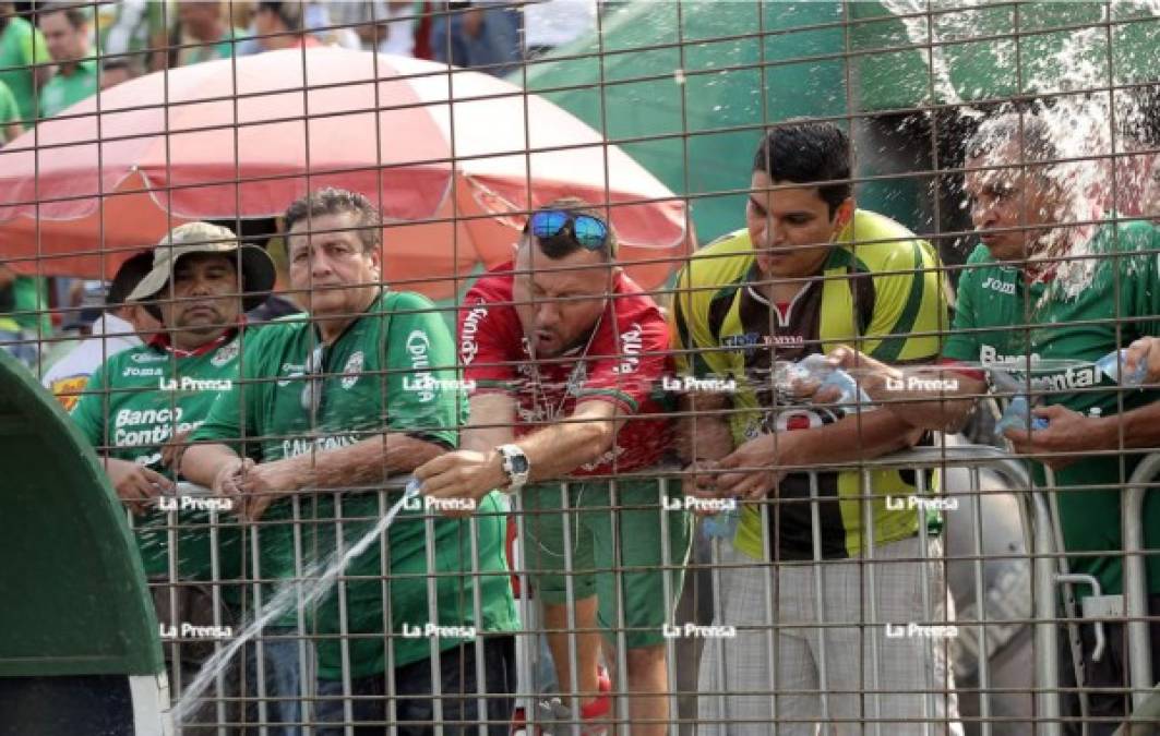 Esots aficionados del Marathón también intentaron tirarle agua a Diego Vázquez.