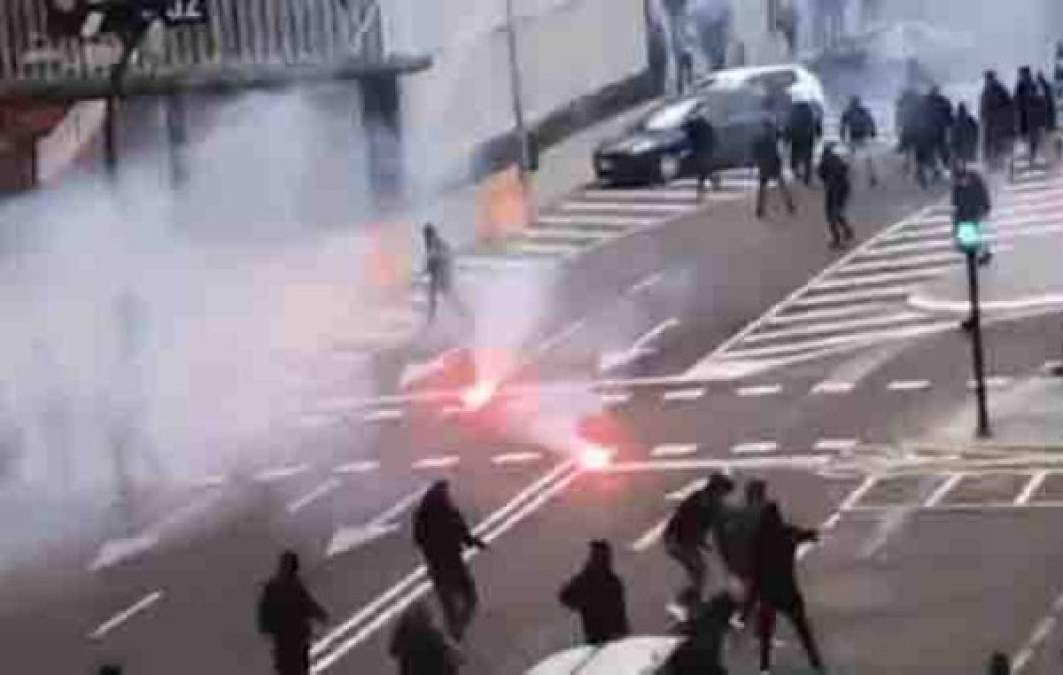 También se han visto bengalas que han causado zonas de humo en la Avenida de Suecia, donde se encuentra el acceso principal al estadio.