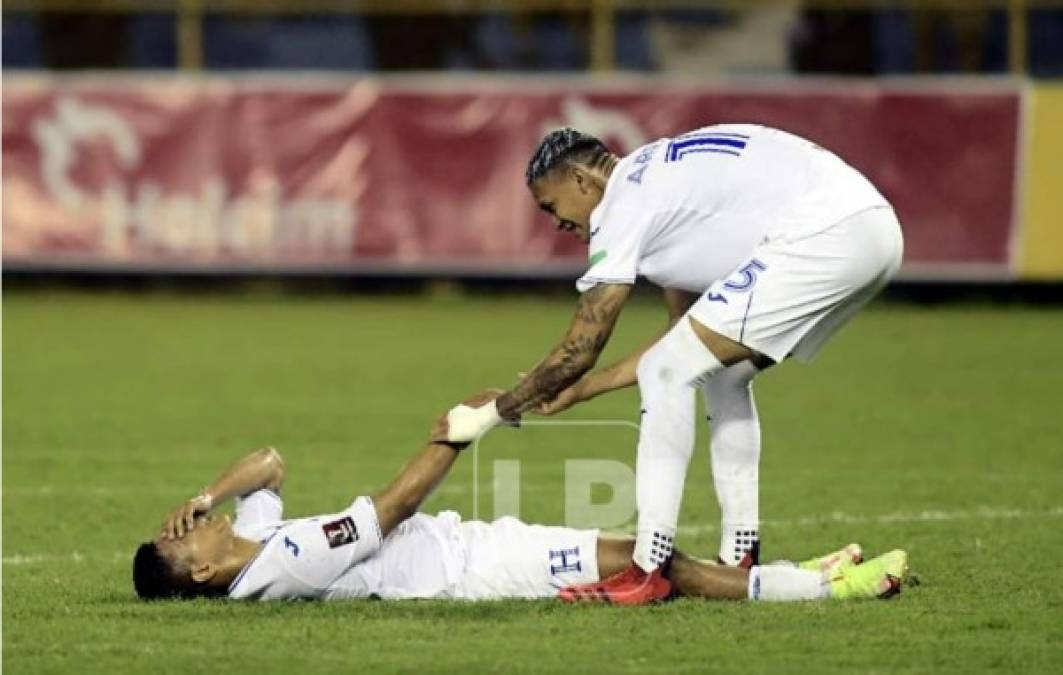 Kervin Arriaga levantando a Bryan Moya tras la oportunidad que falló Honduras.