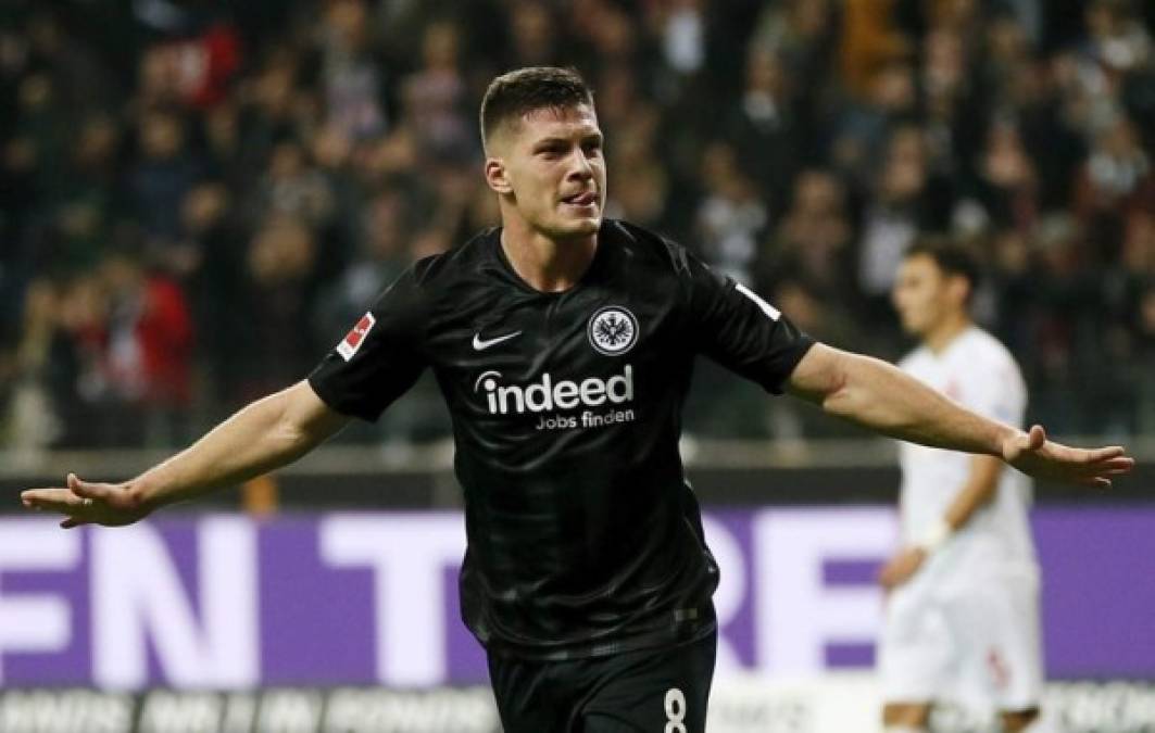 El serbio puede presumir ya de ser el jugador más joven en marcar cinco goles en un mismo encuentro de la Bundesliga. Lo logró el pasado 19 de octubre ante el Fortuna Düsseldorf (7-1) y eso sirvió para lanzar su nombre al estrellato.