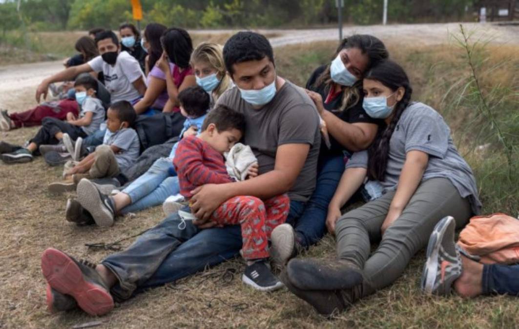 Una familia guatemalteca espera con otros inmigrantes para abordar un autobús de la Oficina de Aduanas y Protección Fronteriza de Estados Unidos hacia un centro de procesamiento después de cruzar la frontera en Texas. AFP