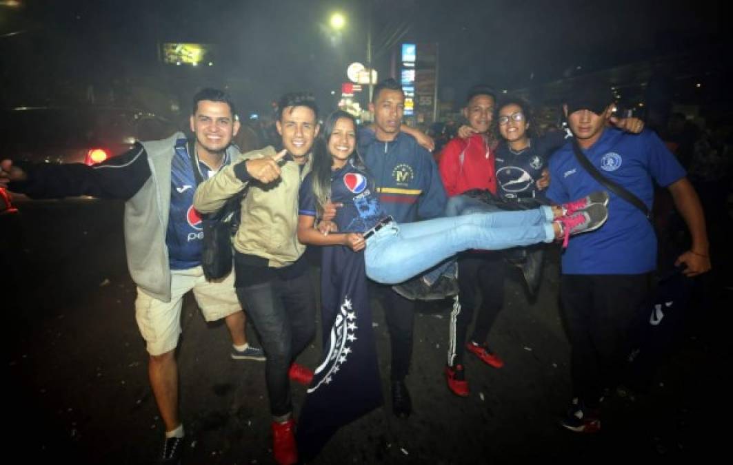 Los aficionados del Motagua se lanzaron las calles de Tegucigalpa para teñir de azul la capital de Honduras celebrando el título que le ganaron al Olimpia.