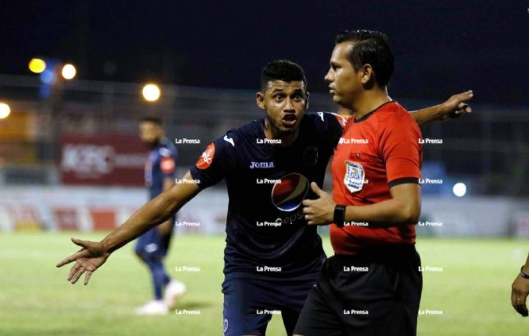 Marcelo Pereira le reclamó a uno de los asistentes que el balón había entrado al arco en el tiro libre de Kevin López.