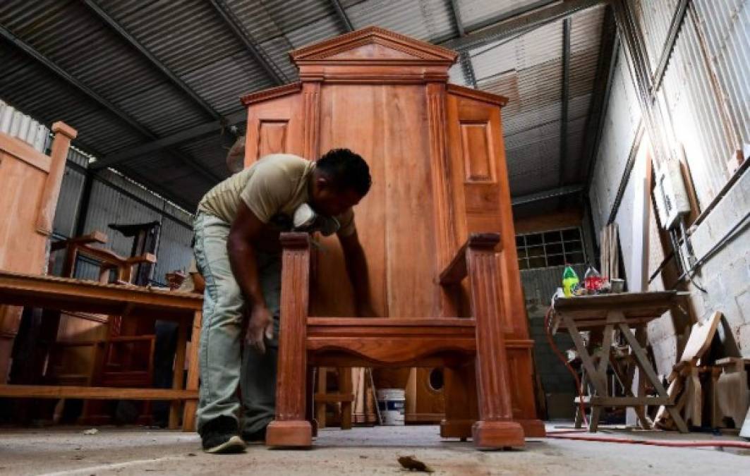 La silla de madera de cedro es de estilo romano, con un capitel triangular y dos lengüetas laterales donde irán ubicados los escudos del Vaticano y del papa Francisco. Será tapizada de blanco en el respaldar, el asiento y los brazos. Tiene un costo de 20,000 dólares.