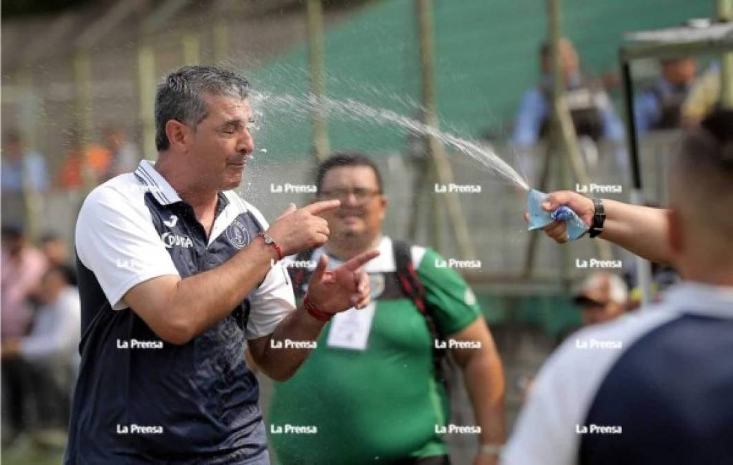 Diego Vázquez tuvo respuesta a sus gestos. Un miembro del cuerpo técnico del Marathón le tiró agua en la cara al entrenador del Motagua.