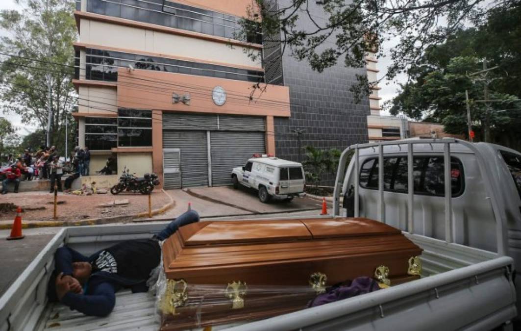 El domingo por la tarde, 18 miembros de pandillas murieron en un enfrentamiento entre internos de la cárcel de El Porvenir, 60 kilómetros al norte de Tegucigalpa.