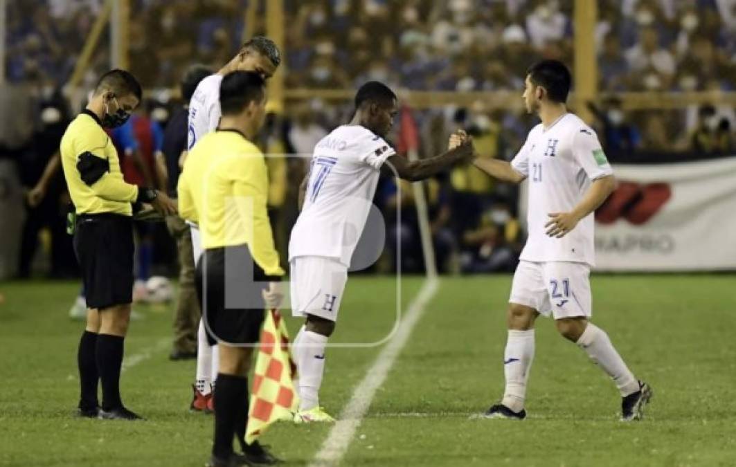 Edwin Solani Solano saludando a Jonathan Rubio antes de entrar al campo. Kervin Arriaga se preparaba también para ingresar.