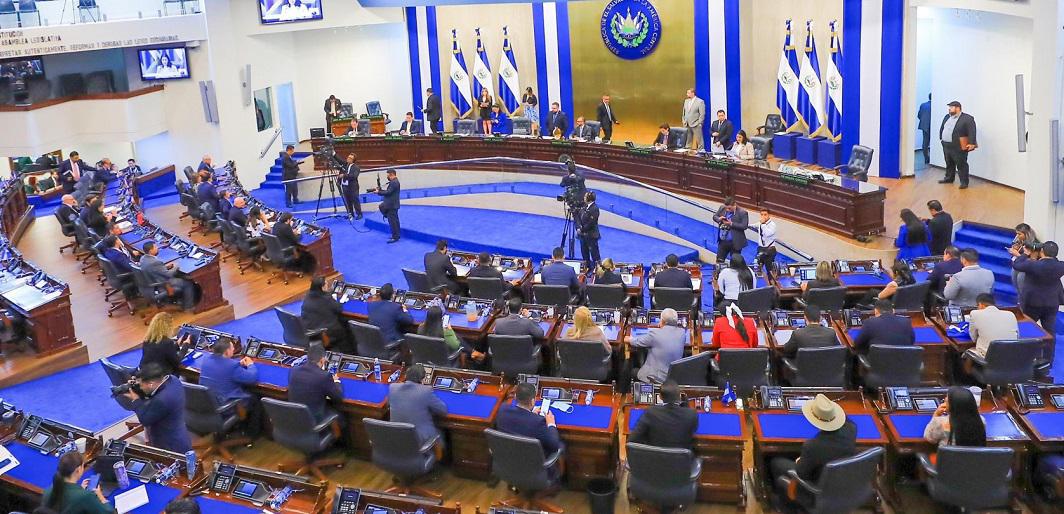 El Salvador quita impuesto a transferencias de dinero al país