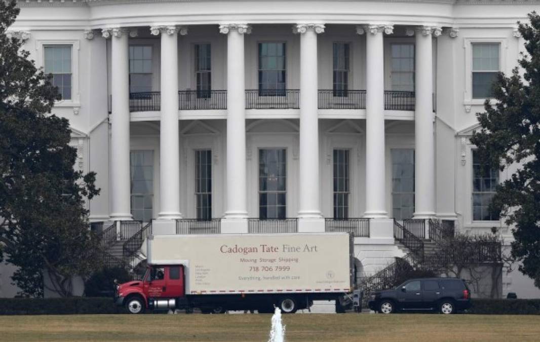 Un camión de mundanza se estaciona frente a la Casa Blanca, ya sea para sacar las últimas pertenencias de los Obama o meter las de la nueva familia presidencia de Donald Trump.