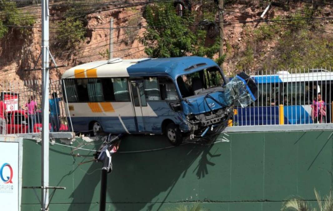 El microbús impactó contra un taxi y luego quedó colgado en un cerco.