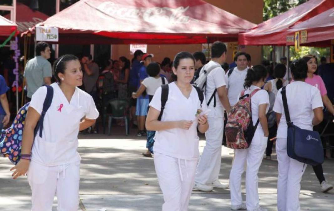 Foto referencial de estudiantes de medicina de la Unah-VS. Tegucigalpa, Honduras Julieta Castellanos, rectora de la Universidad Nacional Autónoma de Honduras (Unah), dijo este lunes que se resolvió el 'problema administrativo' que impedía que se pagara el salario-beca a los médicos internos y en servicio social que se declararon recientemente en calamidad doméstica. La falta de apoyo de la Secretaría de Salud obligó a más de 200 estudiantes médicos a abandonar su práctica profesional.