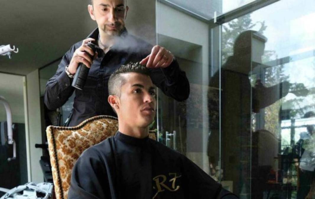 El estilista Ricardo Marques Ferreira, conocido como 'el peluquero de Cristiano Ronaldo' debido a sus años de colaboración con el famoso delantero portugués, ha sido hallado muerto a puñaladas en un hotel.