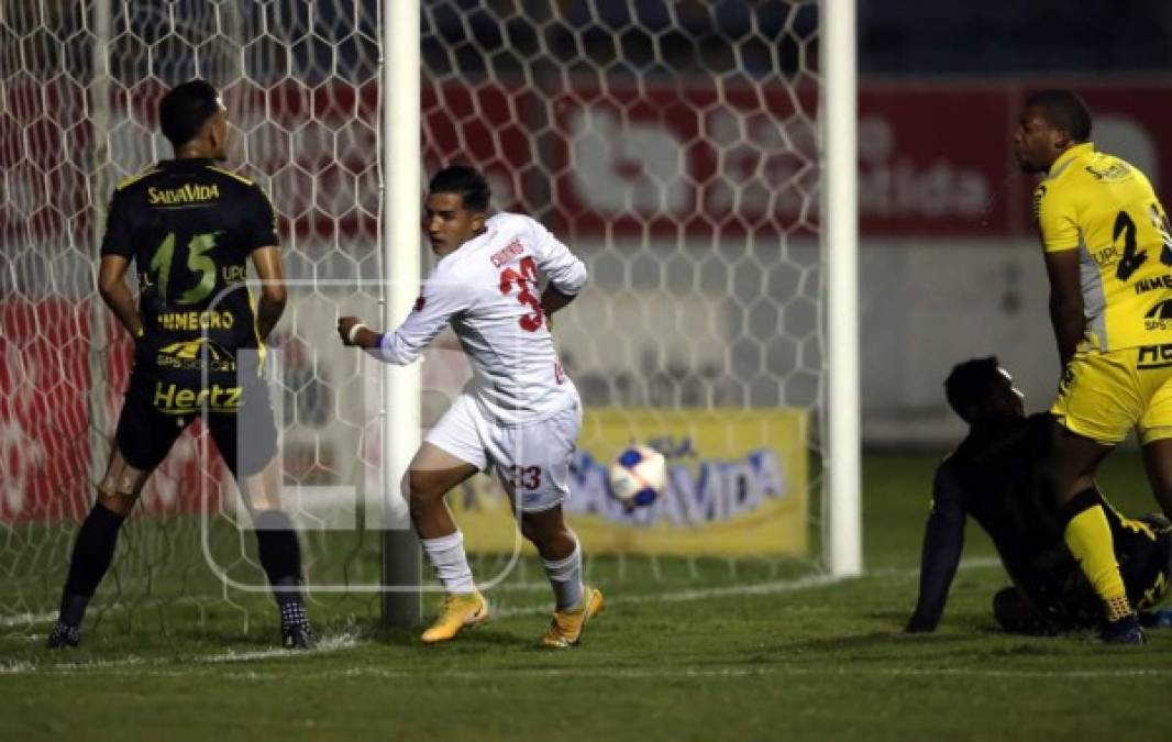 Chirinos corriendo para celebrar su golazo ante la frustración de 'Buba' López y Allans Vargas.