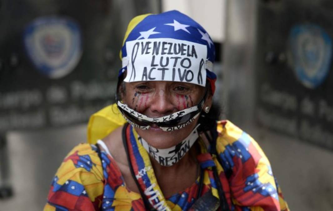 Decenas de miles de mujeres protestaron este sábado para mantener la presión contra el mandatario venezolano Nicolás Maduro, que respondió con una movilización de sus partidarias en rechazo a la 'violencia terrorista' de las manifestaciones opositoras.