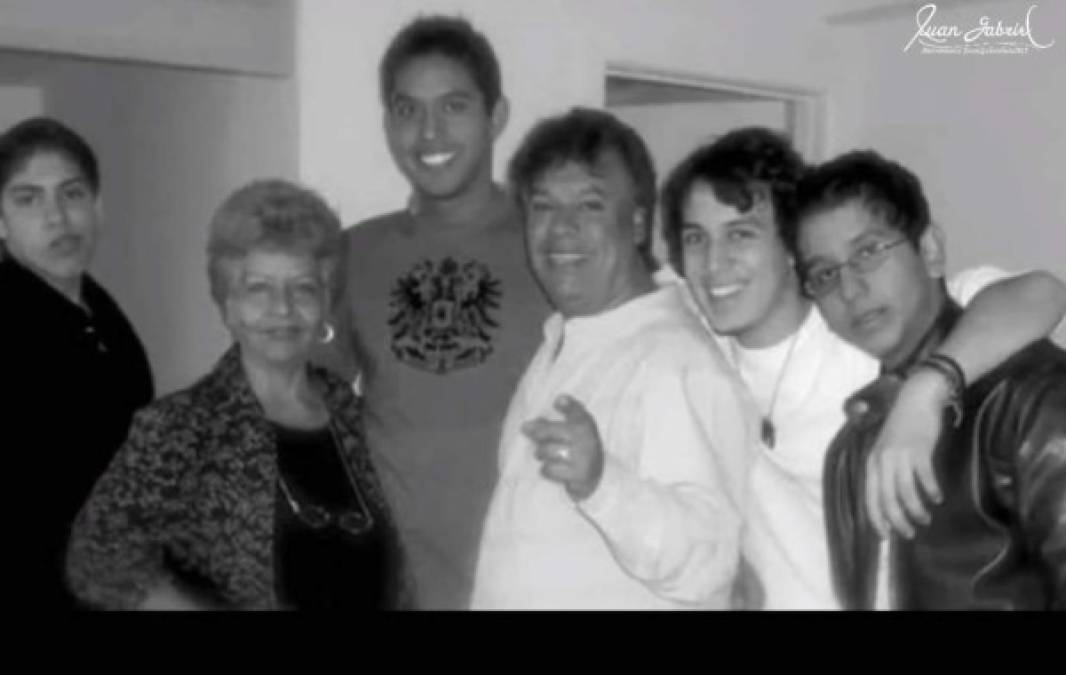 Laura Salas con los cuatro hijos que tuvo con su mejor amigo, Juan Gabriel.