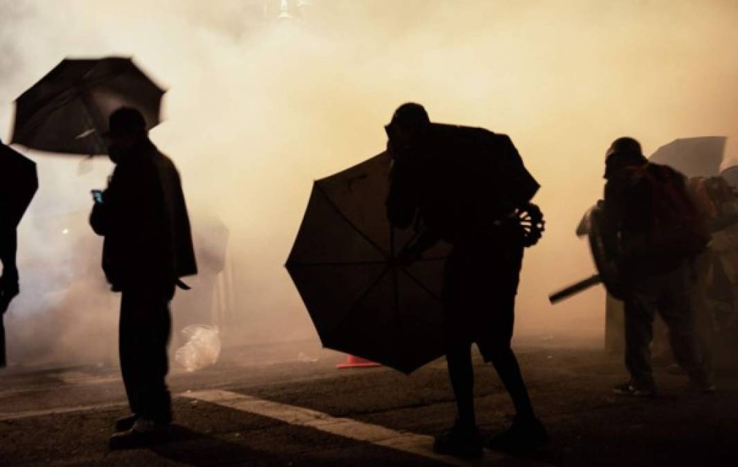 El organismo independiente de control del Departamento de Justicia anunció el jueves que investigaría el uso de la fuerza efectuado por agentes federales en Portland y en la capital de Estados Unidos.<br/><br/>Teal Lindseth, una de las oradoras en la protesta de Portland, dijo que se sentía empoderada por la permanencia del movimiento en su ciudad, y que la presión federal no la doblega.<br/><br/>'Nos estamos volviendo realmente grandes', dijo. 'Portland está siendo vista de verdad'.