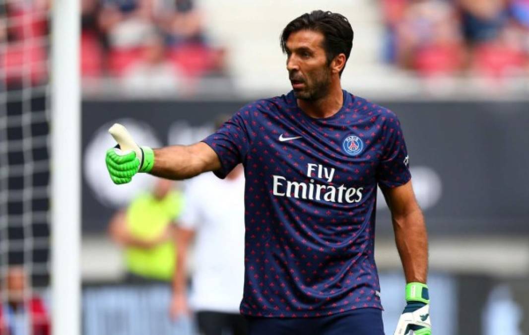 En una entrevista concedida a Sky Uno, Gianluigi Buffon dijo que recibió una oferta de los dirigentes del PSG para ampliar su contrato con el conjunto parisino. 'El club me ha ofrecido seguir, lo que me hace muy feliz y me satisface. Nos reuniremos en unos días para revisar este proyecto y ver si es bueno continuar juntos ', aseguró.