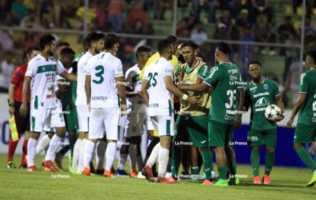 Jugadores de Marathón y Platense protagonizaron un zafarrancho en el segundo tiempo del partido.