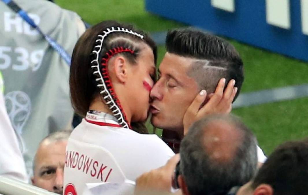 Así fue el beso que recibió Lewandowski por parte de su esposa. Foto EFE