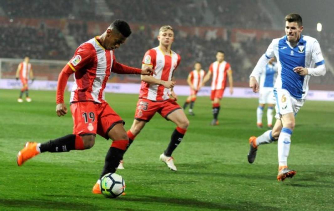 El 'Choco' Lozano se escapó después de hacer el caño y mandó el centro.