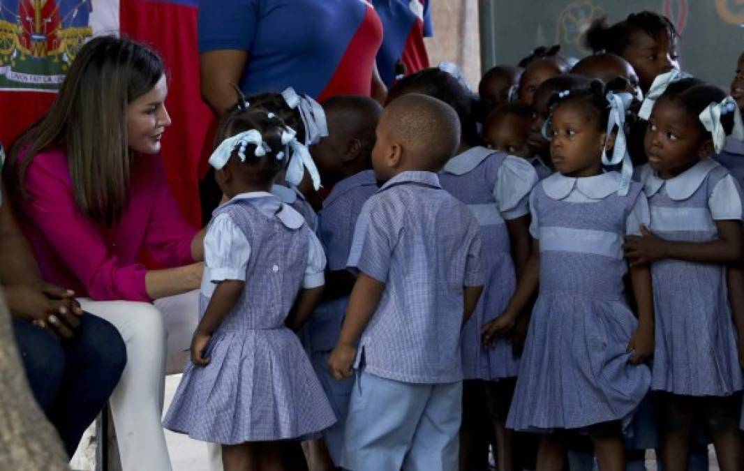 Al igual que hizo la Reina Sofía en 2009, doña Letizia quiso conocer 'el oasis de Cité Soleil', como describe al colegio la navarra Pilar Pascual, una religiosa que lleva en Haití 38 años, casi la mitad de su vida, auxiliando a quien no tiene casi nada.