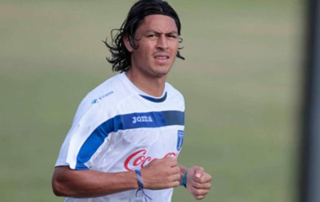 Además de brillar en las canchas, Roger Espinoza ha destacado por sus contantes cambio de imagen y en esta ocasión no ha sido la excepción.