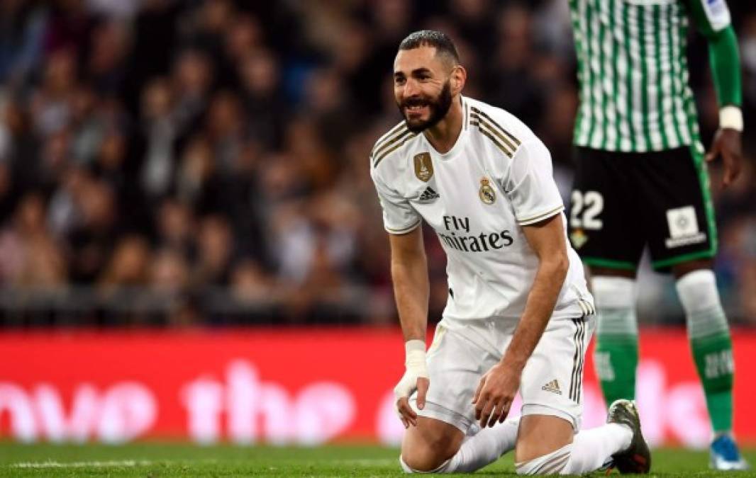 Benzema se lamenta de rodillas tras una ocasión fallada por el Real Madrid.