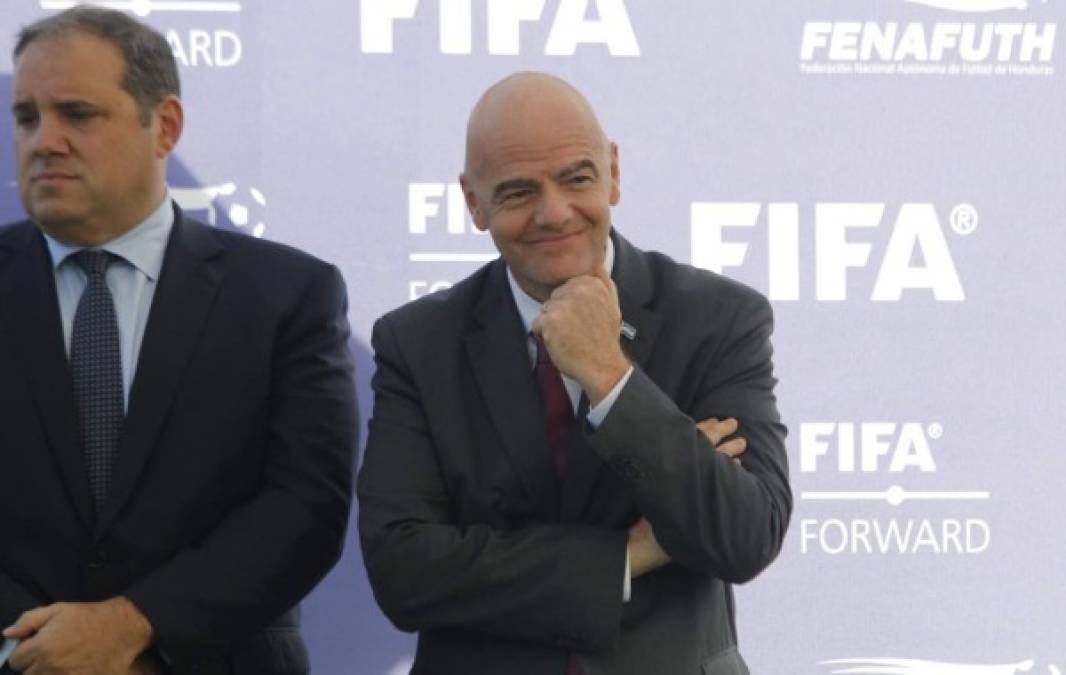 Tras haberse reunido por unos minutos con Juan Orlando Hernández, Gianni Infantino fue trasladado visitó el Estadio Birichiche ante la presencia de varias personalidades del deporte hondureño.