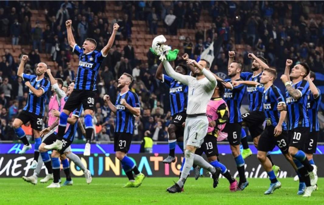 Los futbolistas del Inter de Milán celebrando con sus aficionados la victoria lograda ante el Borussia Dortmund. Foto AFP