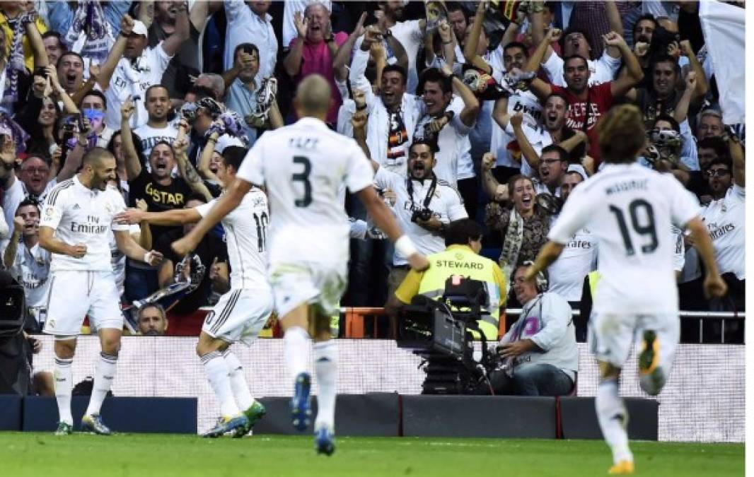 Karim Benzema festeja con sus compañeros.