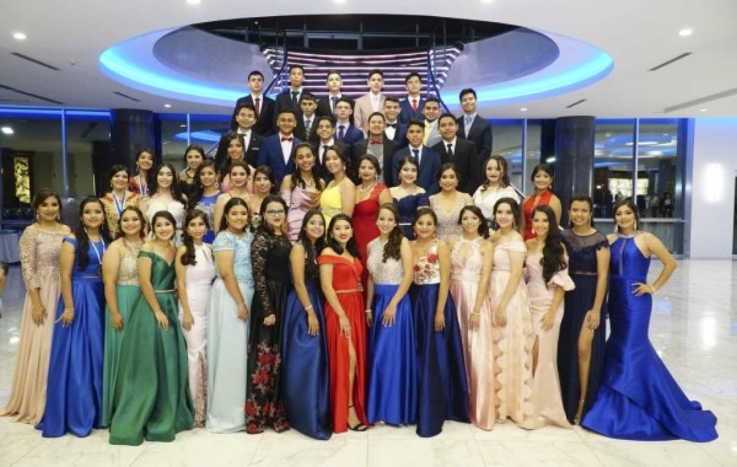 Más de 40 estudiantes graduó la Academia Bilingüe Shalom.