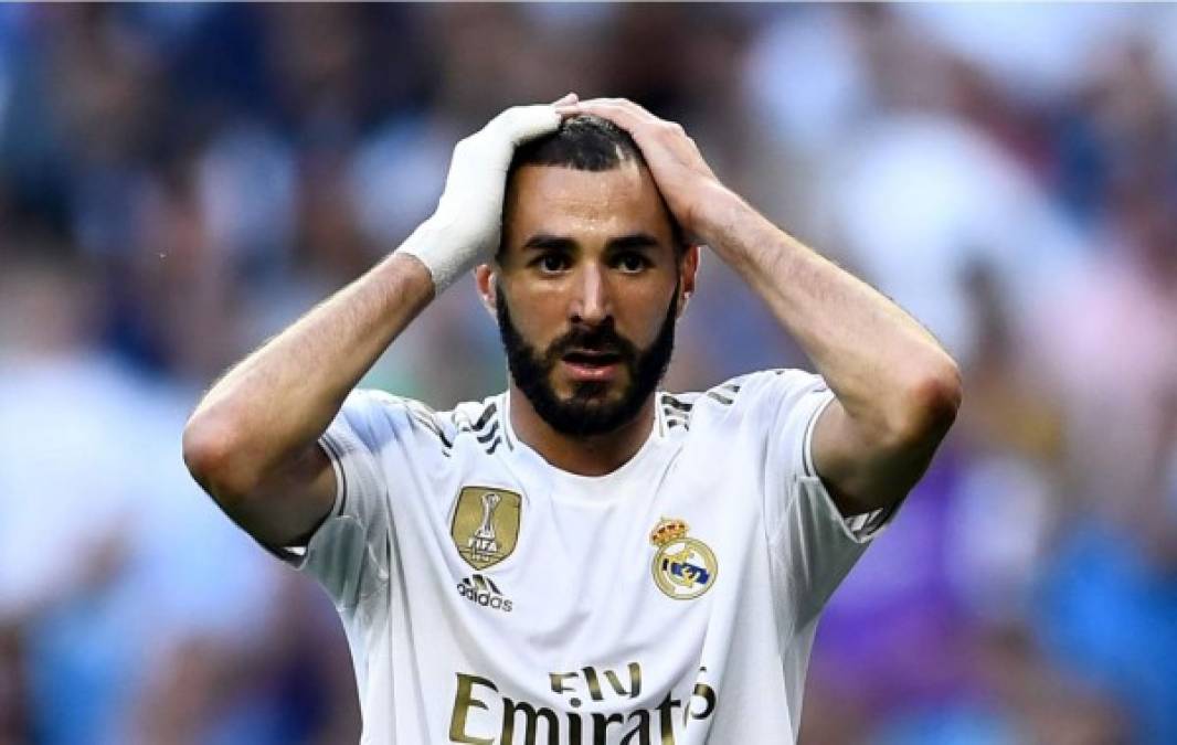 Karim Benzema se lamenta tras la oportunidad de marcar que tuvo.