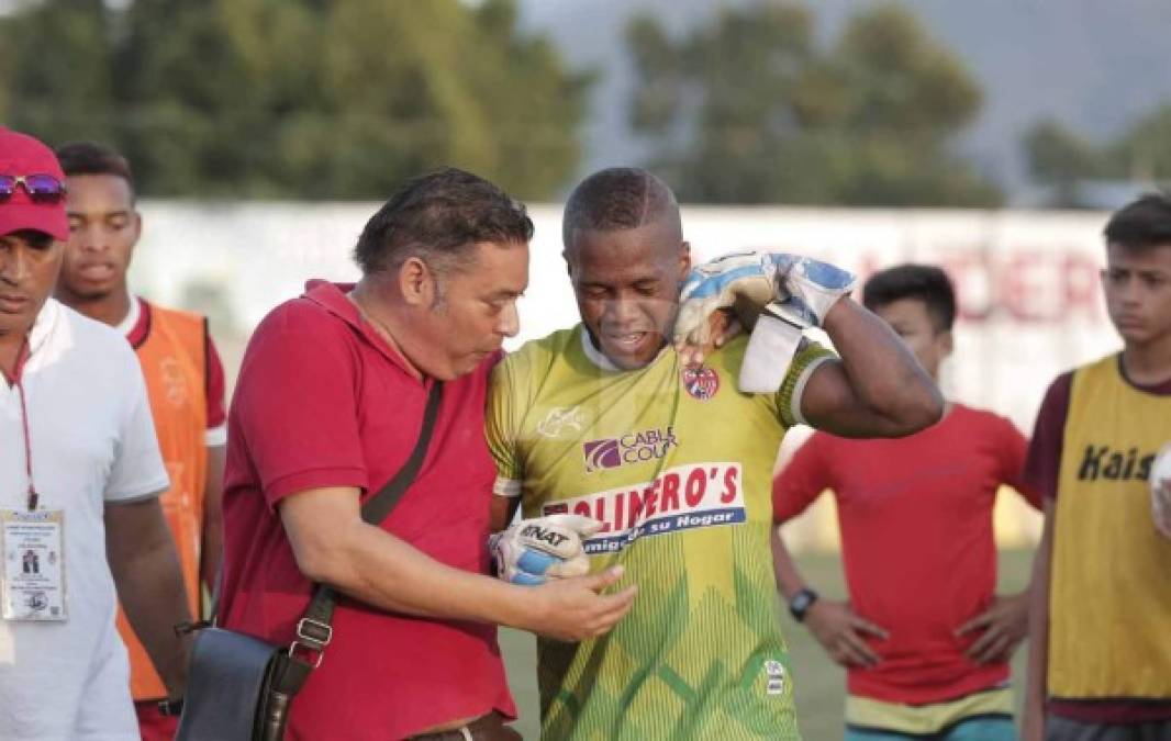 El directivo Javier Martínez del club de Tocoa se encargó de controlar a Robledo.