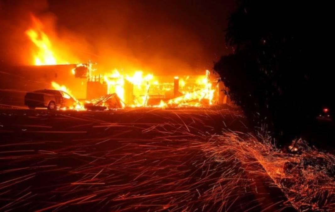 El fuego, bautizado Camp Fire y tardío en la temporada, ya destruyó decenas de hogares en el condado de Butte, en estado de urgencia. Otros 15.000 puntos neurálgicos se ven amenazados.