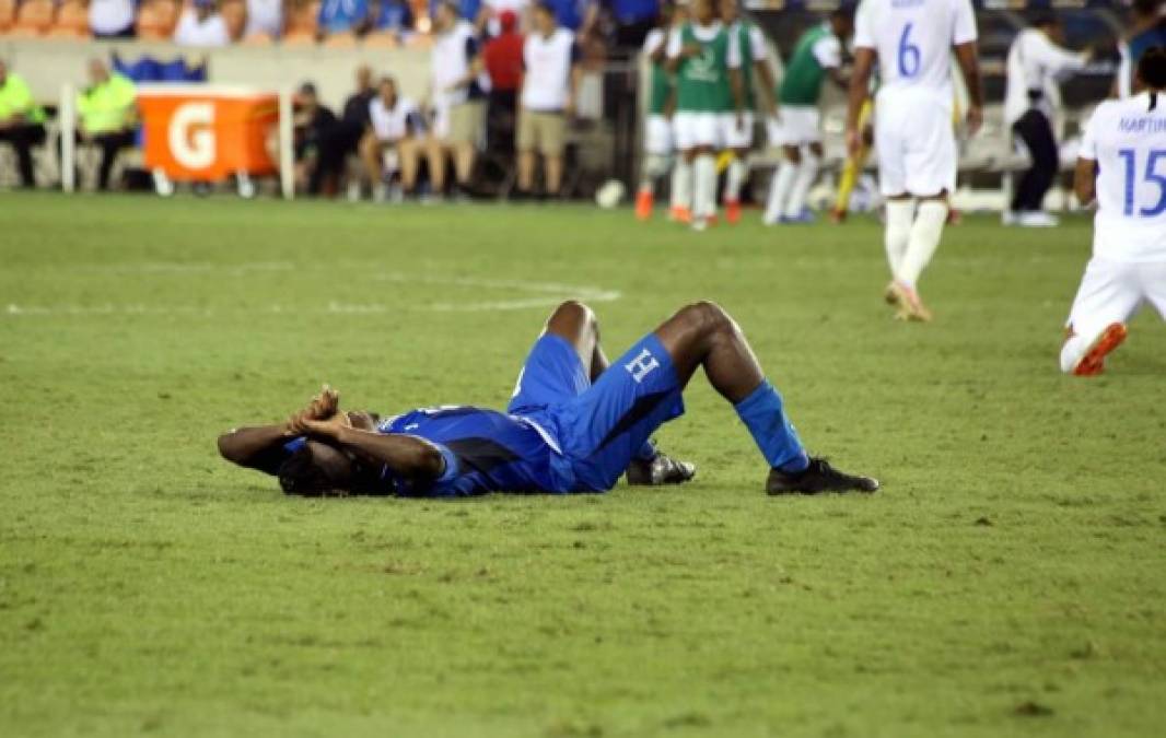 Alberth Elis se tiró al suelo tras el pitazo final. Así demostró el delantero de la Selección de Honduras la tristeza por ser eliminados de la Copa Oro.