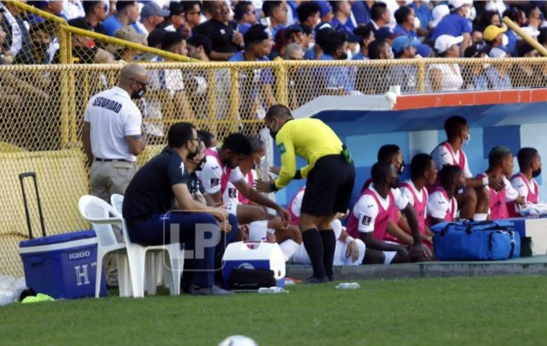 El cuarto árbitro del partido pidiendo calma a los seleccionados hondureños.