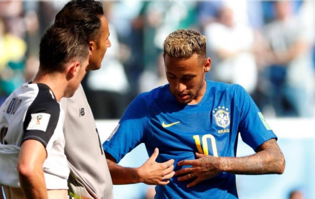 Keylor Navas y los jugadores ticos se fueron a reclamarle a Neymar por su gesto ofensivo en su celebración.