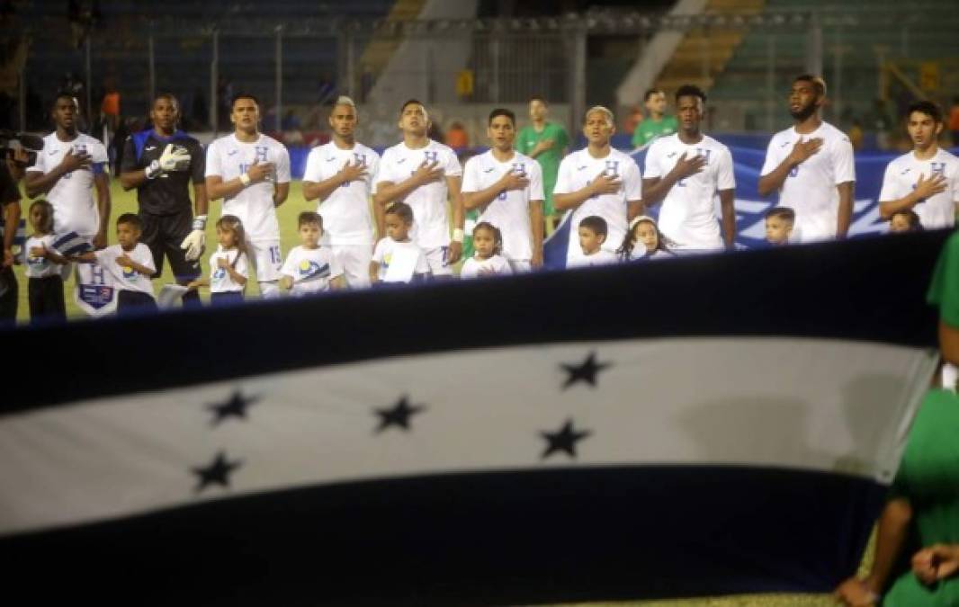 Los jugadores de la Selección de Honduras entonando el himno nacional.