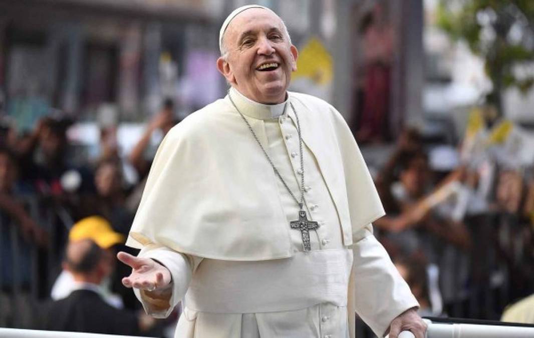 El Papa Francisco ha estado en el ojo de la cotroversia este 2018 debido a los miles de casos de abusos sexuales a menores en que han estado involucrados sacerdotes de la iglesia católica. <br/><br/>El año comenzó con el viaje a Chile y Perú en enero, donde su defensa del obispo chileno Juan Barros, supuesto encubridor del sacerdote pederasta Fernando Karadima, se convirtió para el papa en un verdadero bumerán durante todo el año. <br/><br/>Pero también en una de las consecuencias más duras hasta ahora del escándalo de los abusos y su gestión: el cese en pleno de todo el episcopado de Chile.