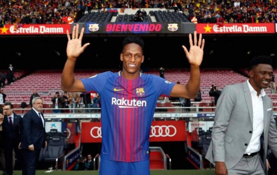 El futbolista colombiano Yerry Mina ha sido presentado como nuevo jugador del Barcelona en el Camp Nou, donde estuvieron unso 8 mil aficionados.
