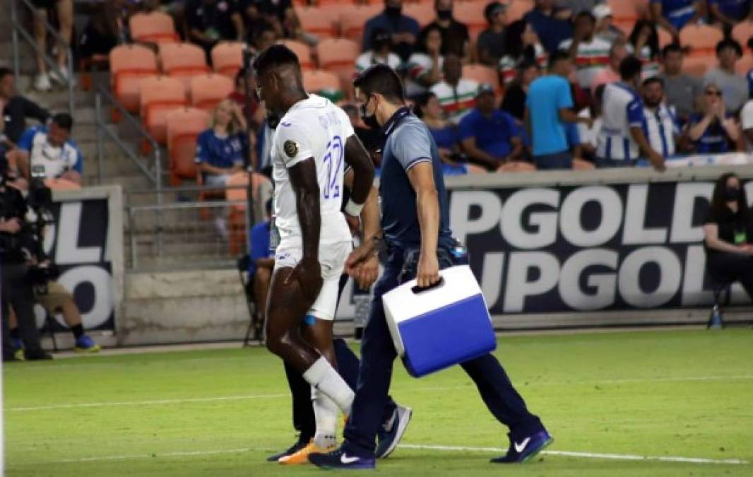 Romell Quioto tuvo que salir de la cancha. El delantero sufrió una contractura muscular en su pierna izquierda.