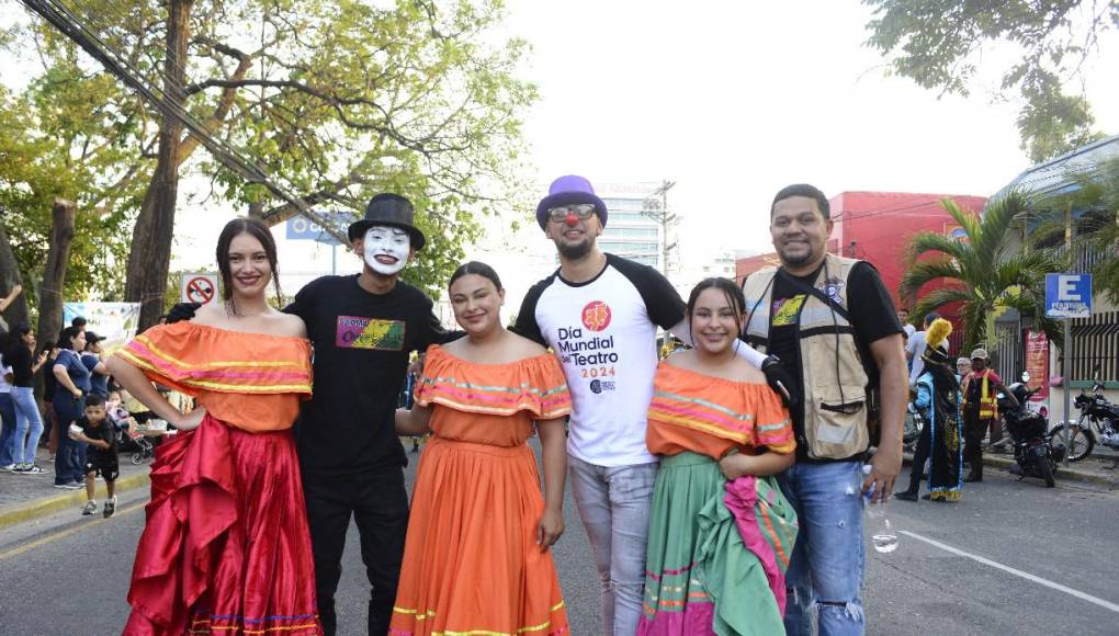 Con mimos y vistiendo con vestimenta autóctona del folclor hondureño sampedranos recorrieron la populasa calle de San Pedro Sula.
