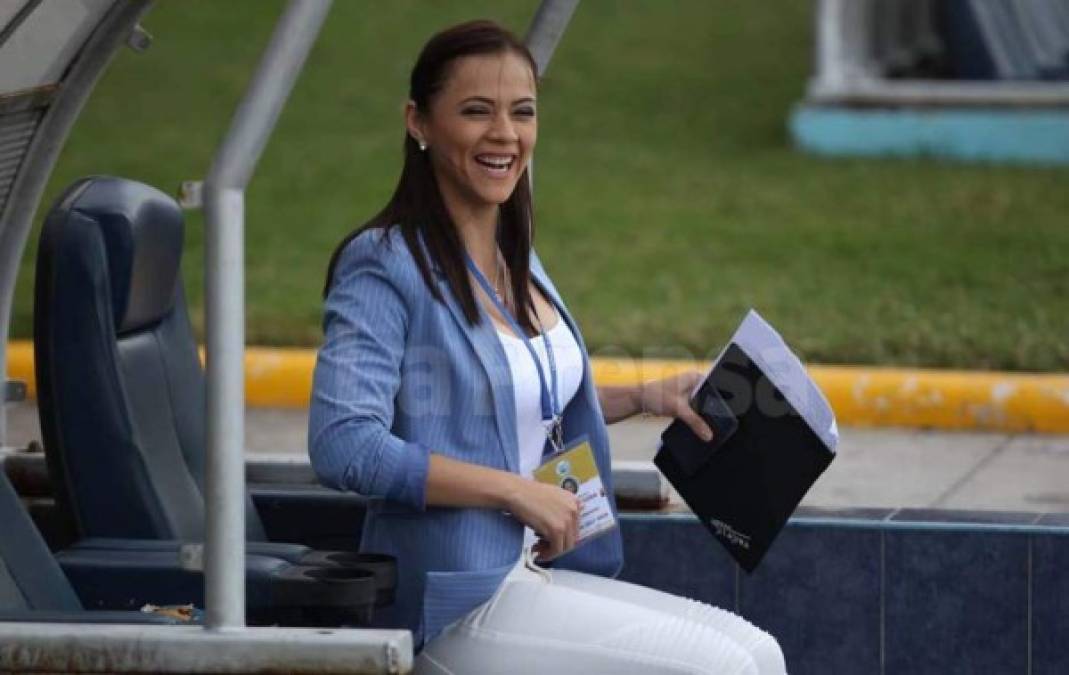Isabel Zambrano, la linda periodista de TVC, fue otra de las hermosas jovénes que han sido captadas en el estadio Nacional de Tegucigalpa.