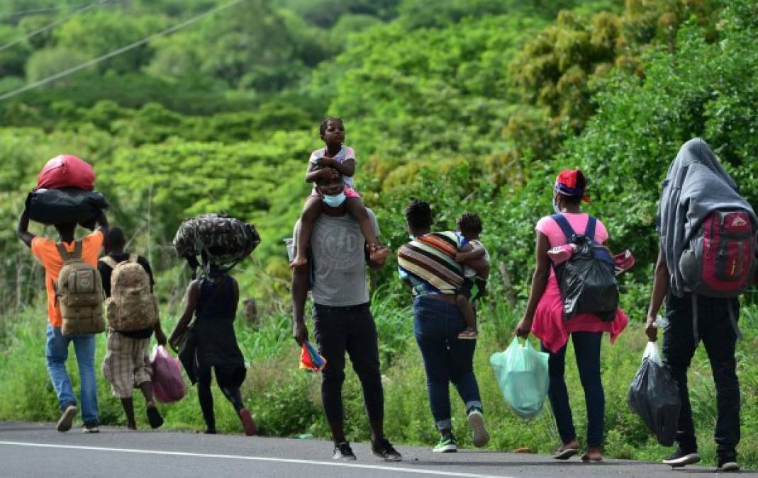 'Lo que queremos es que nos dejen pasar porque ya llevamos aquí mucho tiempo y no tenemos recursos para seguirnos manteniendo', se quejó Sánchez, originaria de Camagüey.