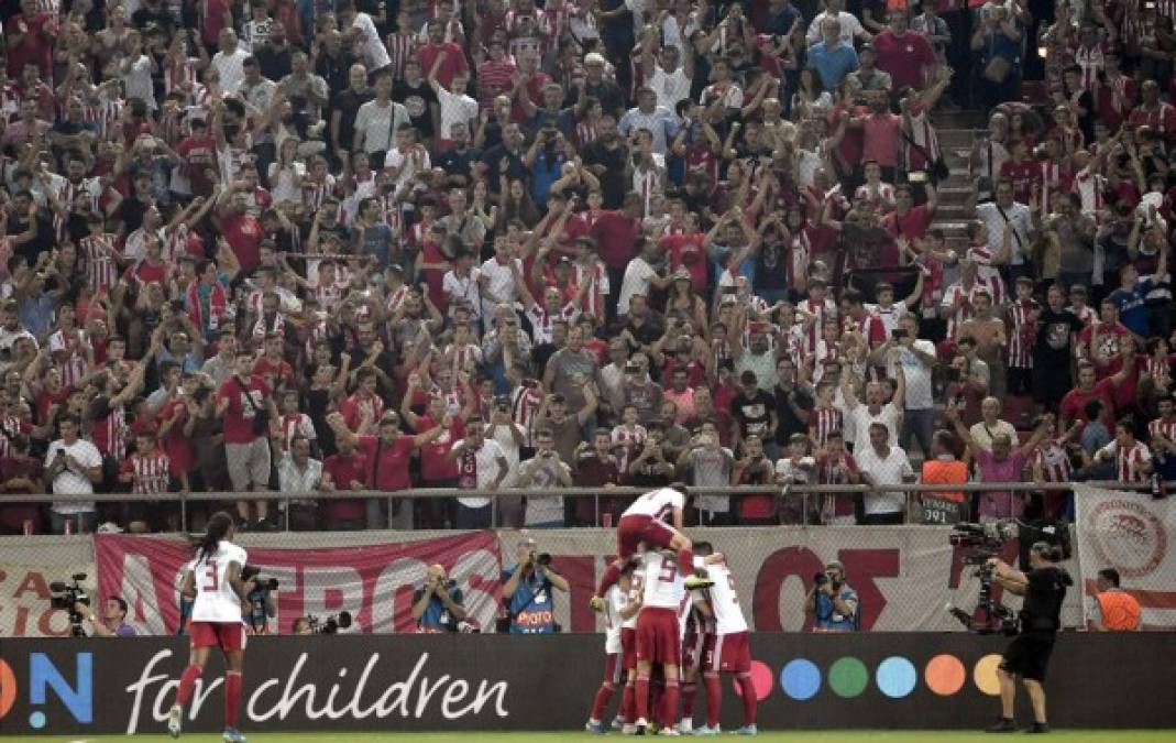 La locura en el estadio Georgios Karaiskakis de El Pireo tras el gol del francés Mathieu Valbuena para el empate del Olympiacos (2-2) contra el Tottenham.