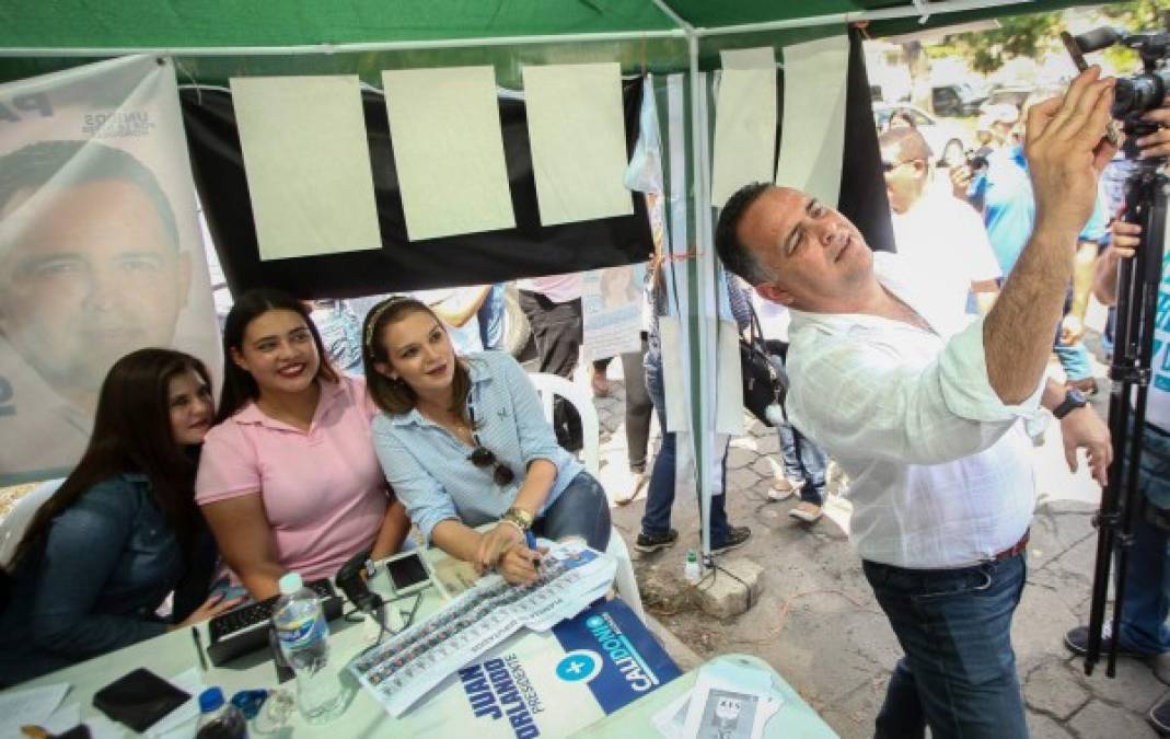 El alcalde de San Pedro Sula, Armando Calidonio, tras ejercer el sufragio en la escuela Valle de Sula de la colonia Jardines del Valle aprovechó para tomarse una selfie con estas chicas guapas.