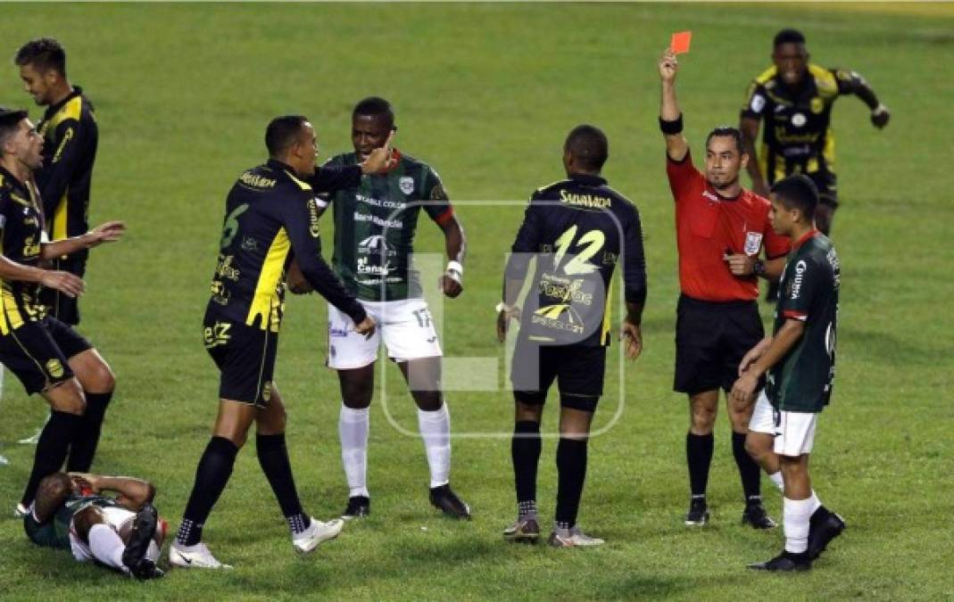 El árbitro Héctor Rodríguez expulsando a Yeison Mejía tras darle un golpe en el rostro a Luis Garrido.