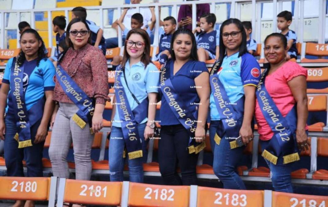 En el marco del Día de la Madre, ellas recibieron un homenaje por parte del Motagua. Un gran gesto del club azul con las madres.